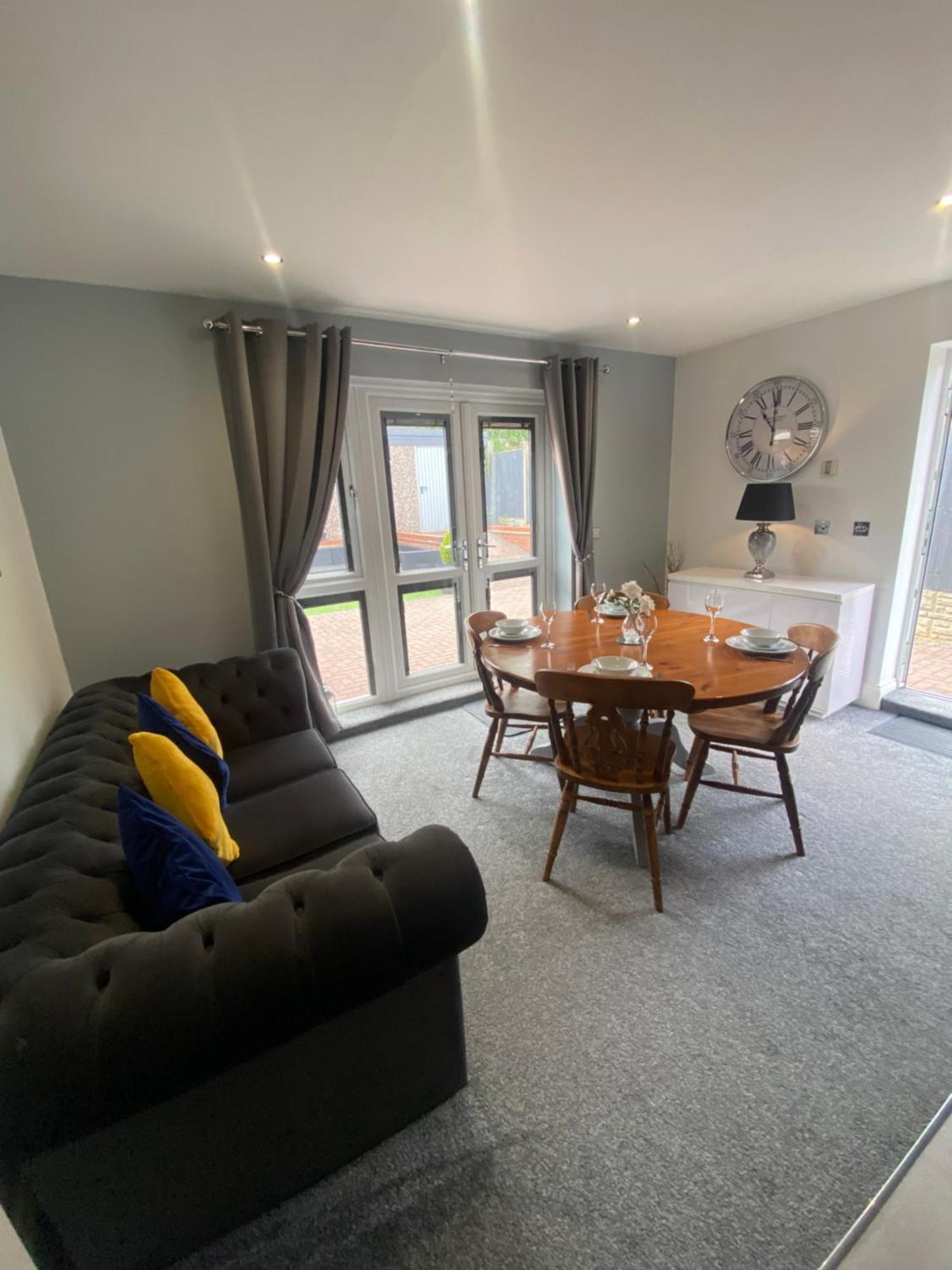 The Brook House - Spacious 3 Bed Home From Home In Burton Exterior photo